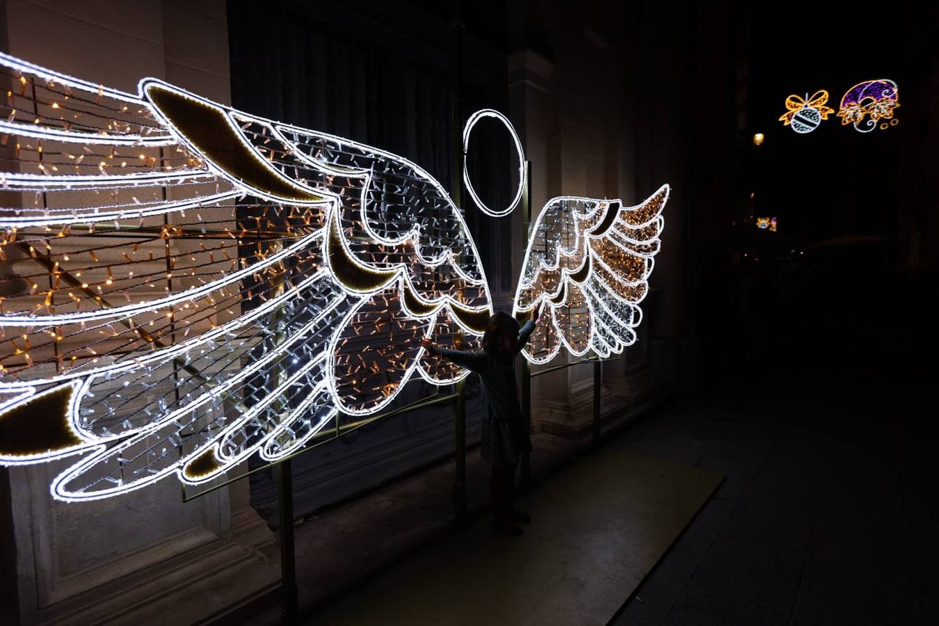 Las luces de Navidad llegaron a las calles de Sevilla y el espectaculo congregó a numeroso público