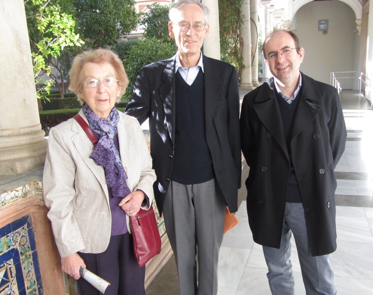 Benito Navarrete con John Elliott y su esposa Oonah, en la visita que realizaron al Museo de Bellas Artes de Sevilla el 26 de noviembre de 2011