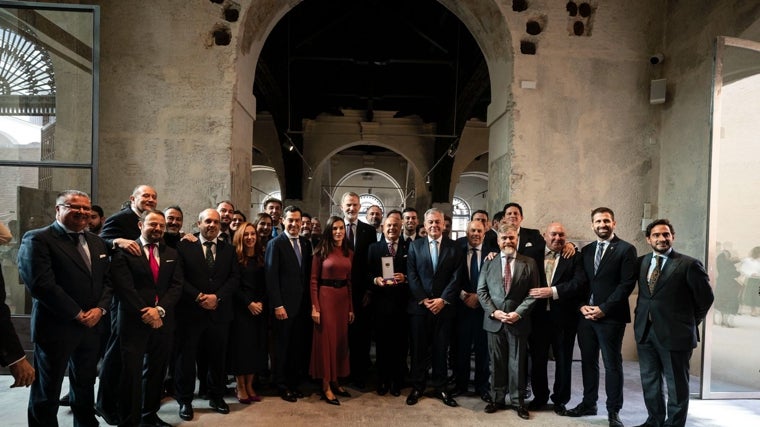 Los artistas del Gremio con los Reyes y las autoridades tras recibir la Medalla de las Bellas Artes