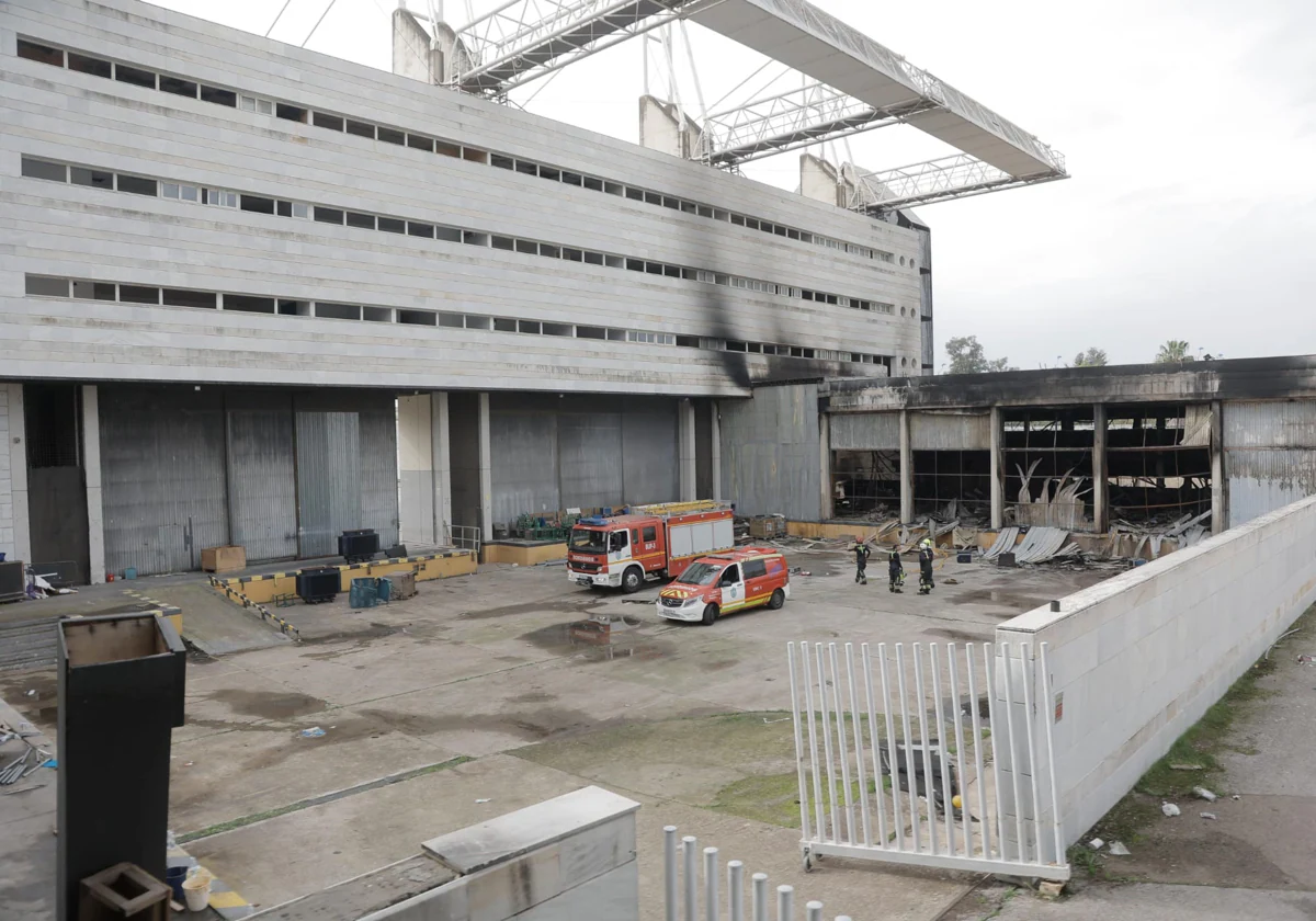 Estado en el que ha quedado uno de los edificios anexos al Auditorio de la Cartuja tras el incendio de este sábado