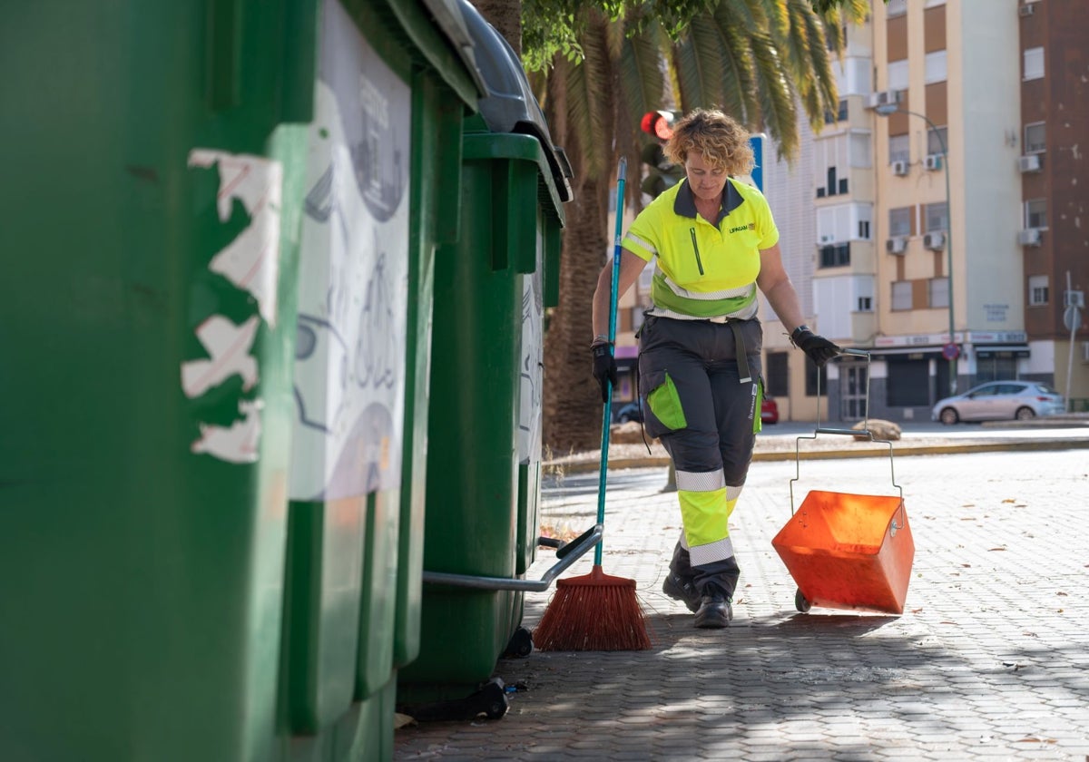 Una operaria de Lipasam en las calles del Distrito Norte