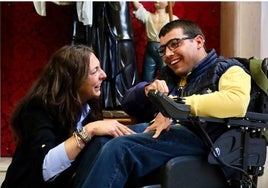 Alumnos con discapacidad intelectual de San Juan de Dios le hacen el desayuno a la consejera Loles López y a la alcaldesa de Alcalá de Guadaíra