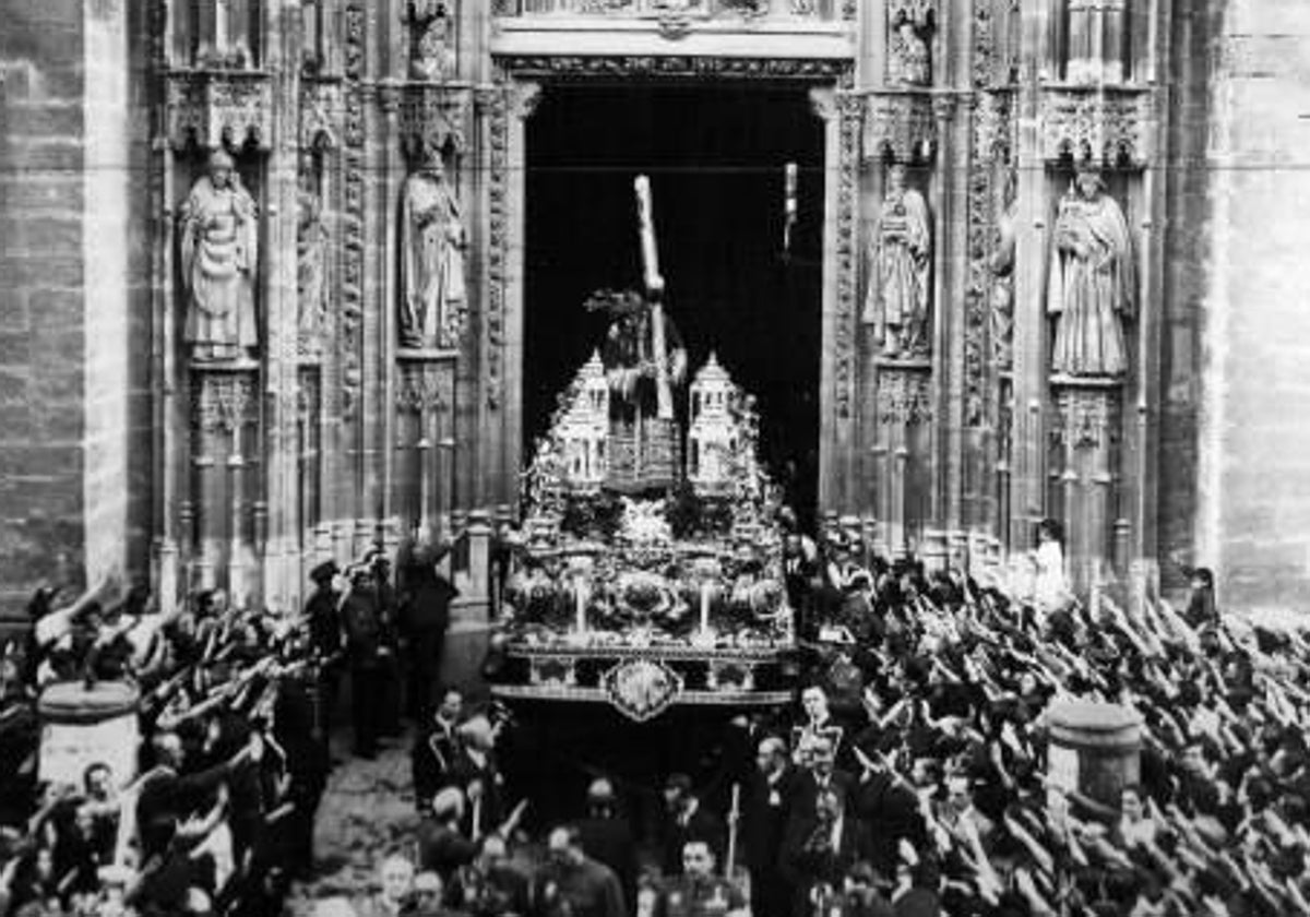 El Gran Poder en 1939, última vez que portó la túnica persa en la calle