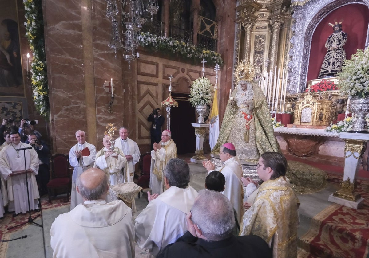 Monseñor Edgar Peña hace entrega de la Rosa de Oro a la Esperanza Macarena