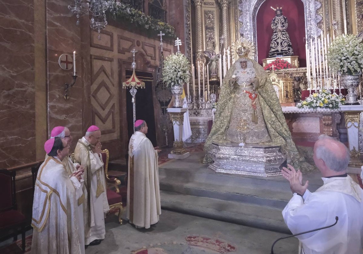 La ceremonia ha congregado a numeroso público en la Basílica de la Macarena