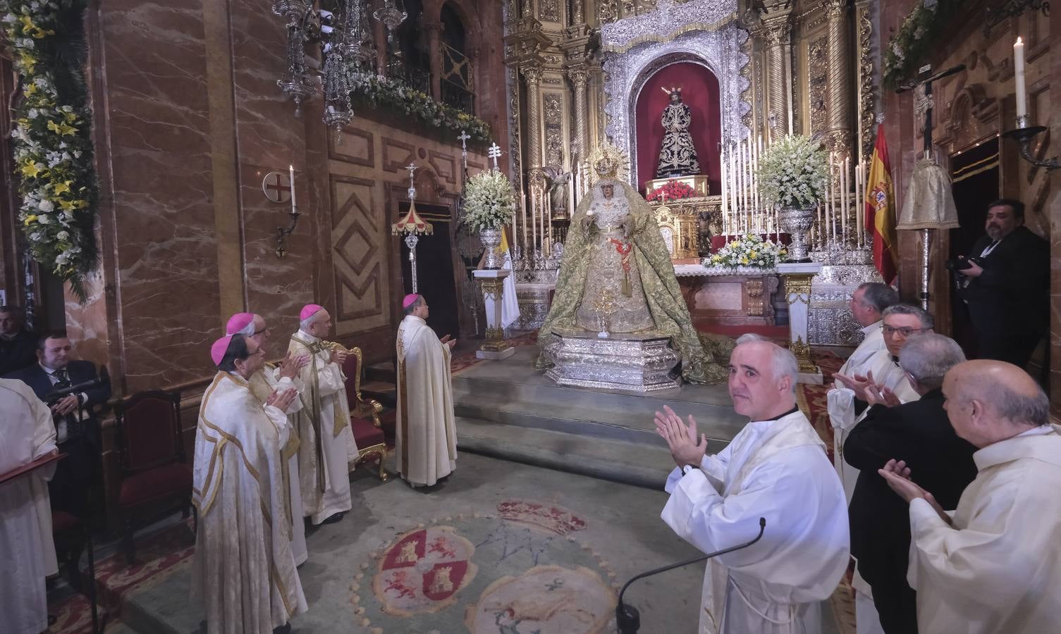 La ceremonia ha congregado a numeroso público en la Basílica de la Macarena