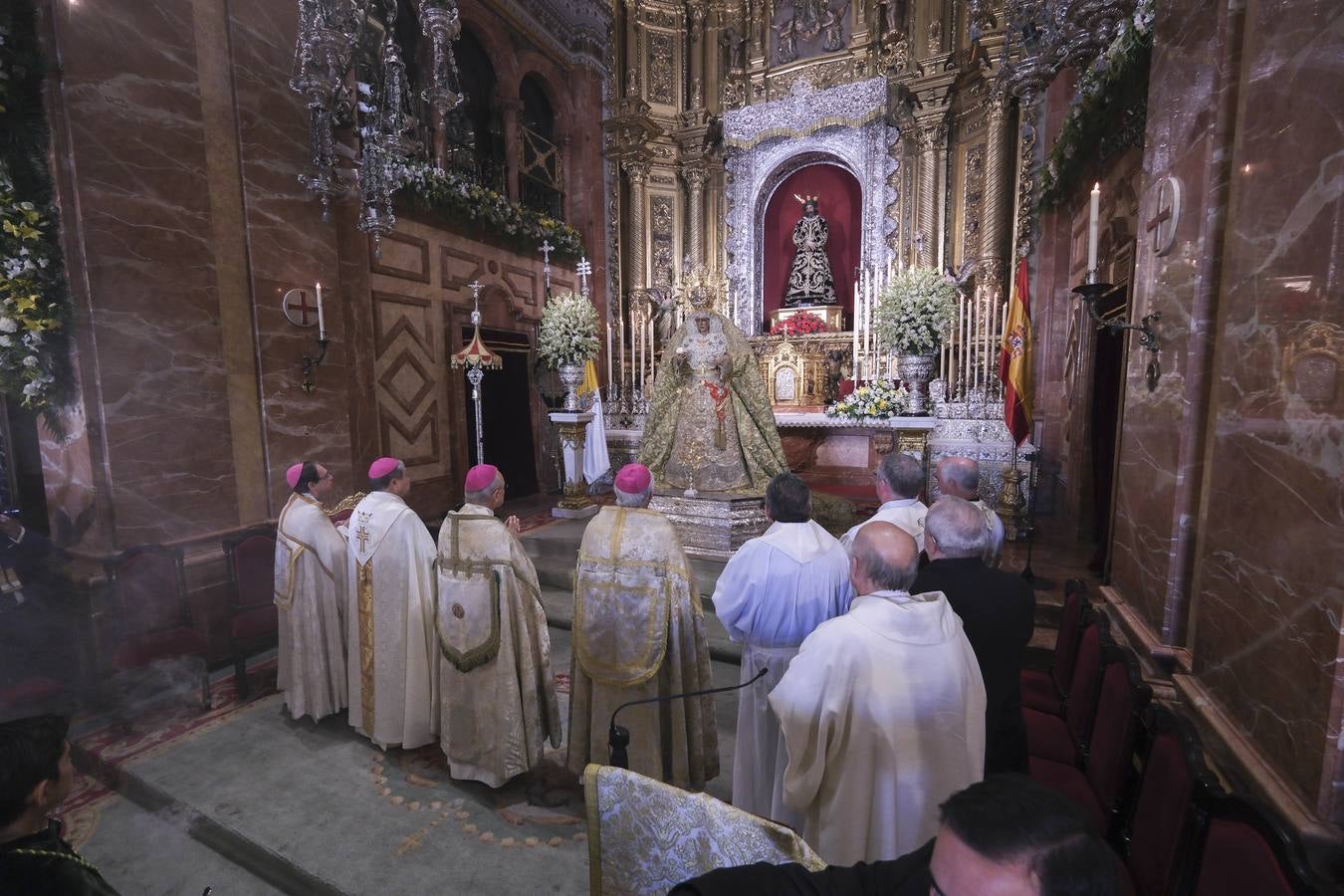 La ceremonia ha congregado a numeroso público en la Basílica de la Macarena