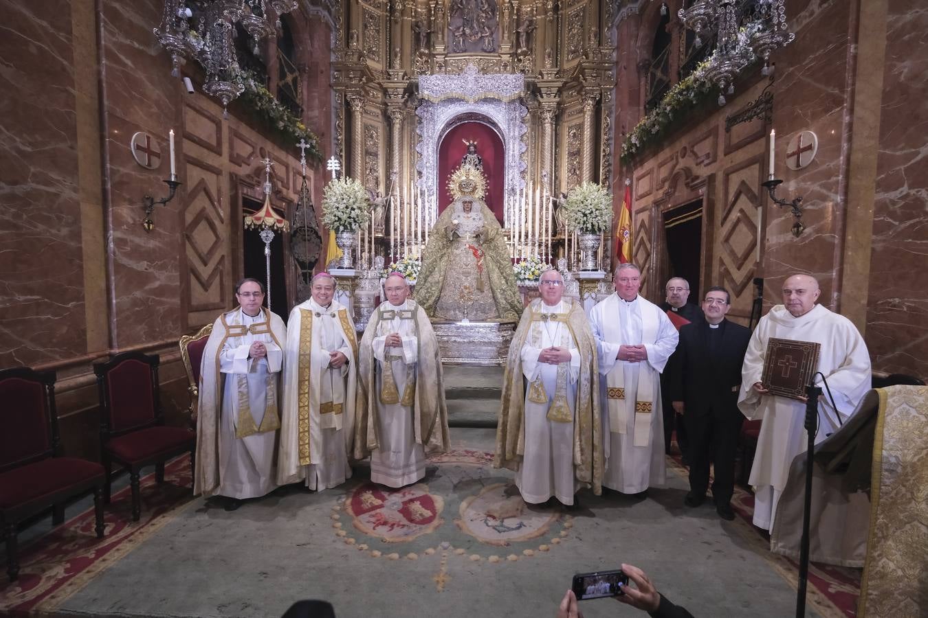 La ceremonia ha congregado a numeroso público en la Basílica de la Macarena