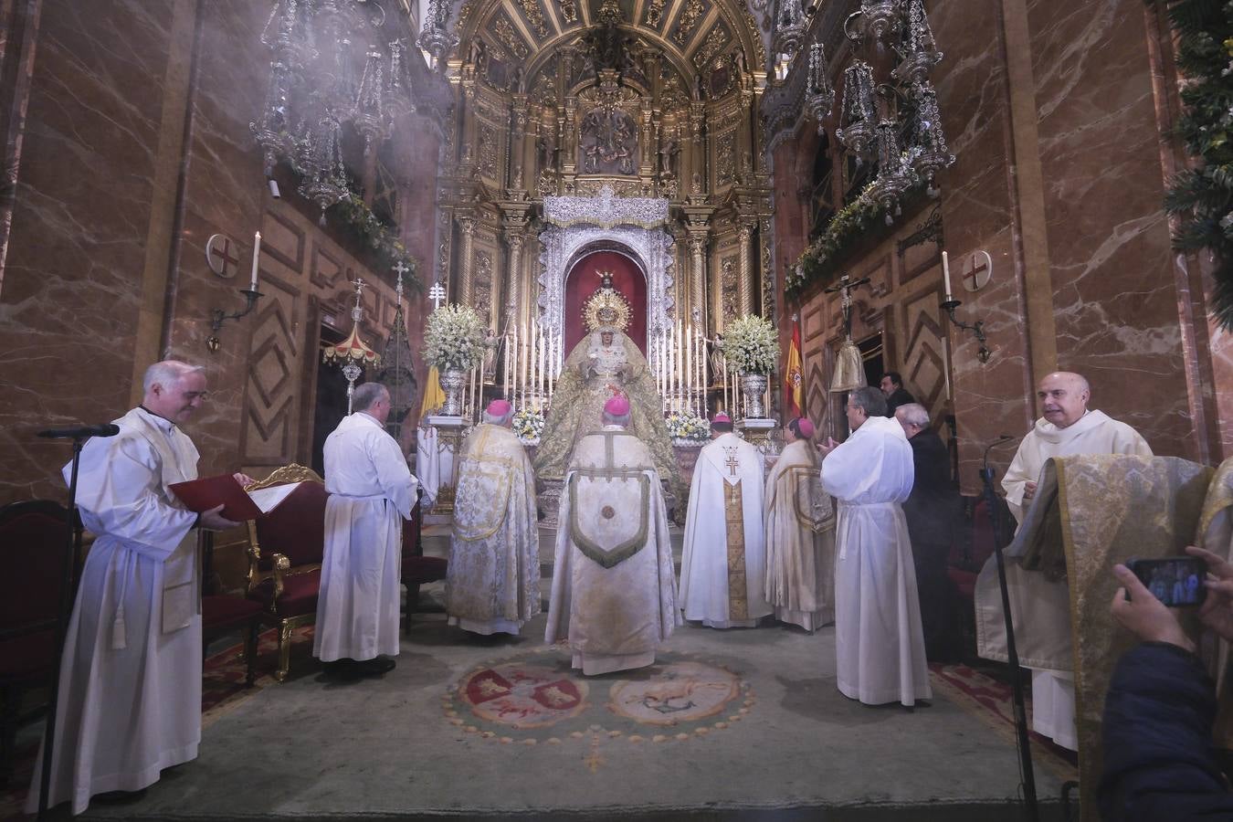 La ceremonia ha congregado a numeroso público en la Basílica de la Macarena