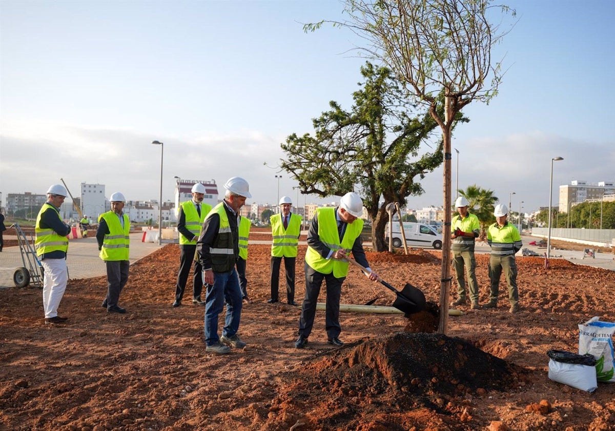 José Luis Sanz en la plantación de arboles en el futuro parque en la antigua fábrica Cruzcampo