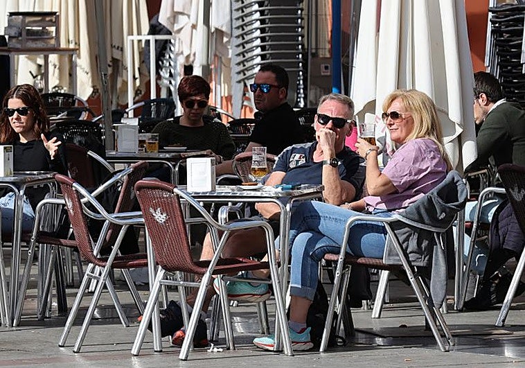 Los bares de Sevilla están recibiendo cancelaciones y se quejan de que no les avisaran antes de las restricciones