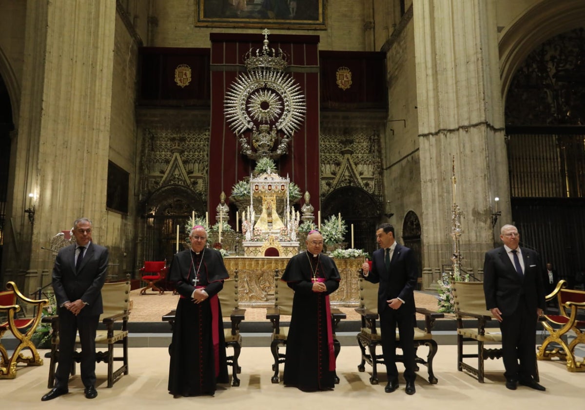 El alcalde, el arzobispo, monseñor Edgar Peña, el presidente de la Junta y el presidente del Consejo de Cofradías