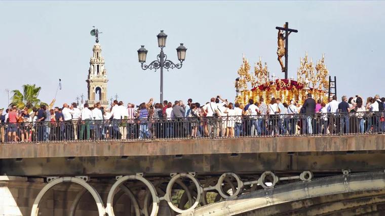 El Cachorro por el Puente de Triana