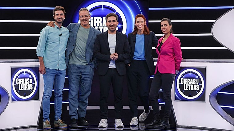 Carlos (izquierda), junto a los presentadores y otra concursante de 'Cifras y letras'