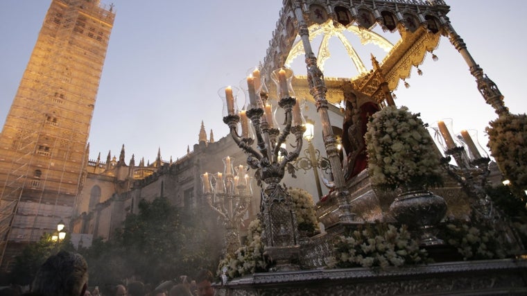 Procesión de la Virgen de Valme en Sevilla por el 775 aniversario de la Reconquista de Sevilla