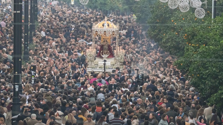 Procesión de la Virgen de Valme por las calles de Sevilla en 2023