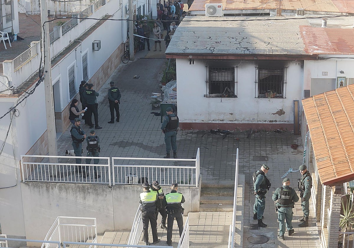 Efectivos de la Policía Local y Guardia Civil junto a la vivienda incendiada