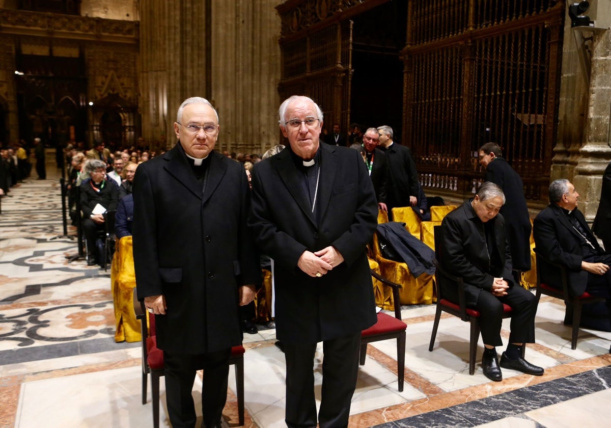 Monseñor Edgar Parra junto al arzobispo en la Catedral de Sevilla