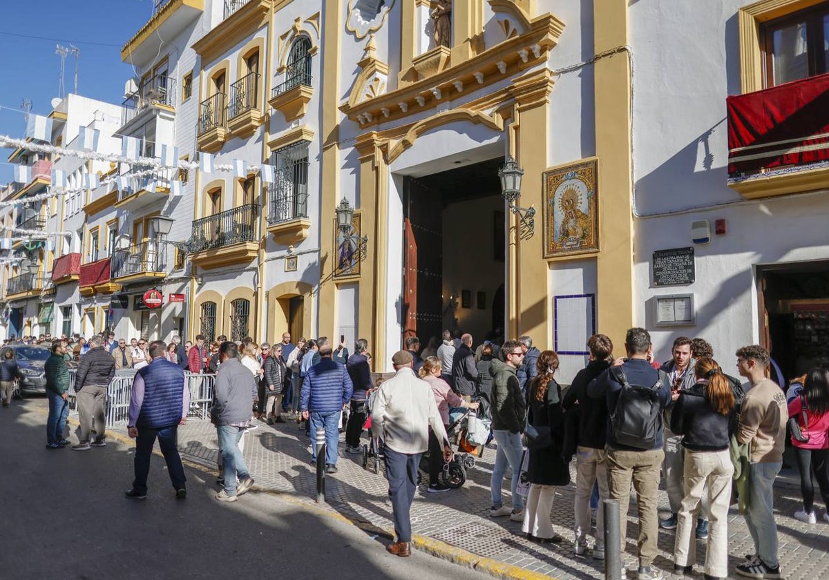 Cola en la Capilla de los Marineros para ver a la Esperanza de Triana