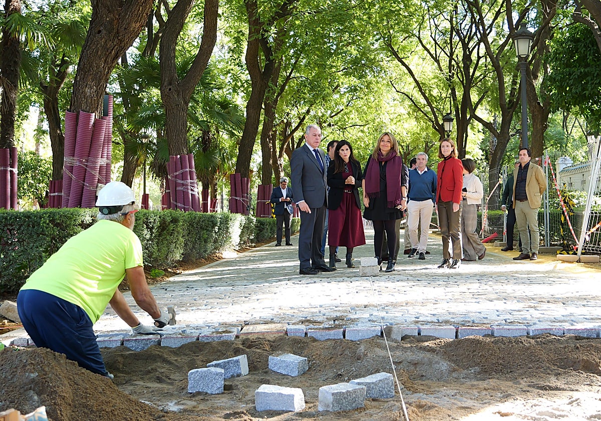 El alcalde y la delegada de Parques y Jardines visitando el Prado de San Sebastián