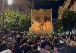 La tuna le canta a la Esperanza de Triana y cobra protagonismo en el día de los traslados previos a la Magna de Sevilla