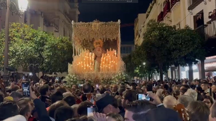 La tuna le canta a la Esperanza de Triana y cobra protagonismo en el día de los traslados previos a la Magna de Sevilla