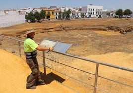 Un nuevo paso para proteger el anfiteatro de Carmona de la inseguridad y la basura