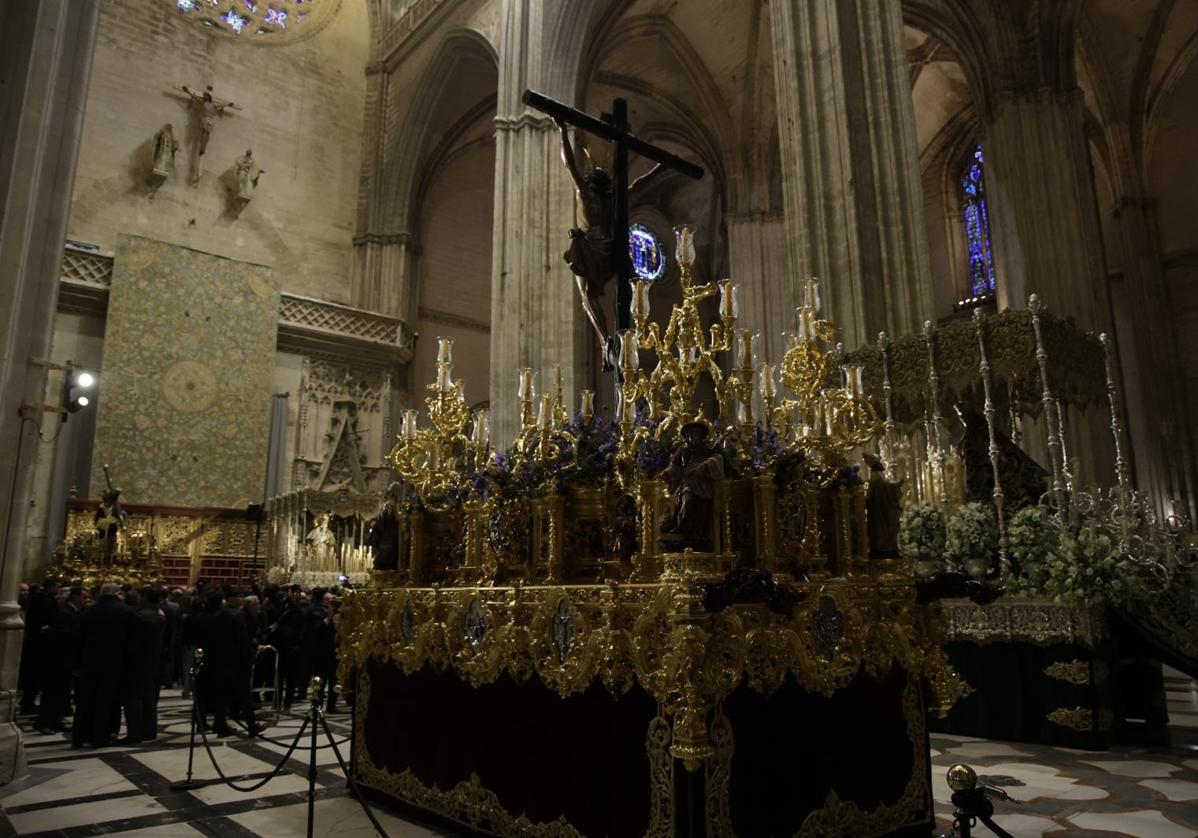 Los pasos de la Esperanza de Triana, el Cachorro, la Esperanza Macarena y el Gran Poder en el trascoro de la Catedral