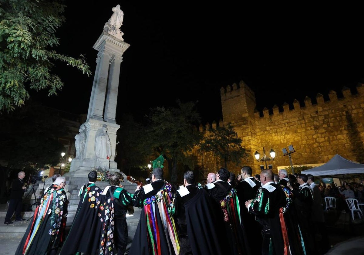 Una de las tunas cantándole a la Inmaculada en la víspera del 8 de diciembre