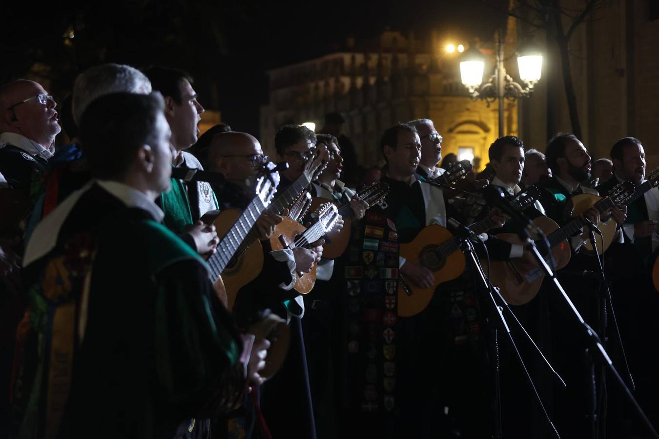 Muchísimo público acude la víspera del 8 de diciembre para ver a las tunas 