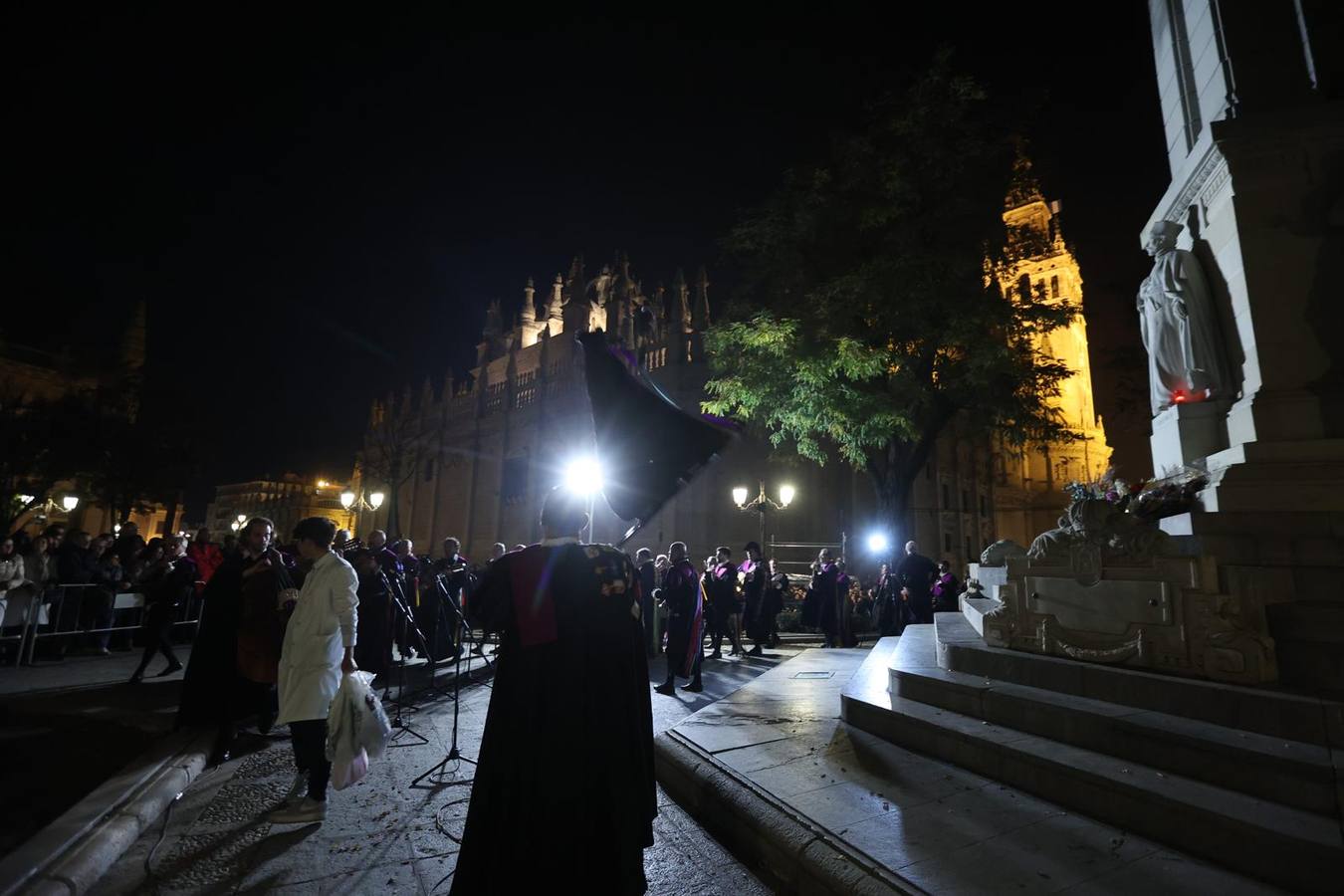 Muchísimo público acude la víspera del 8 de diciembre para ver a las tunas 