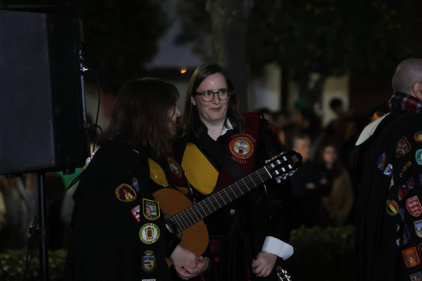 Muchísimo público acude la víspera del 8 de diciembre para ver a las tunas 