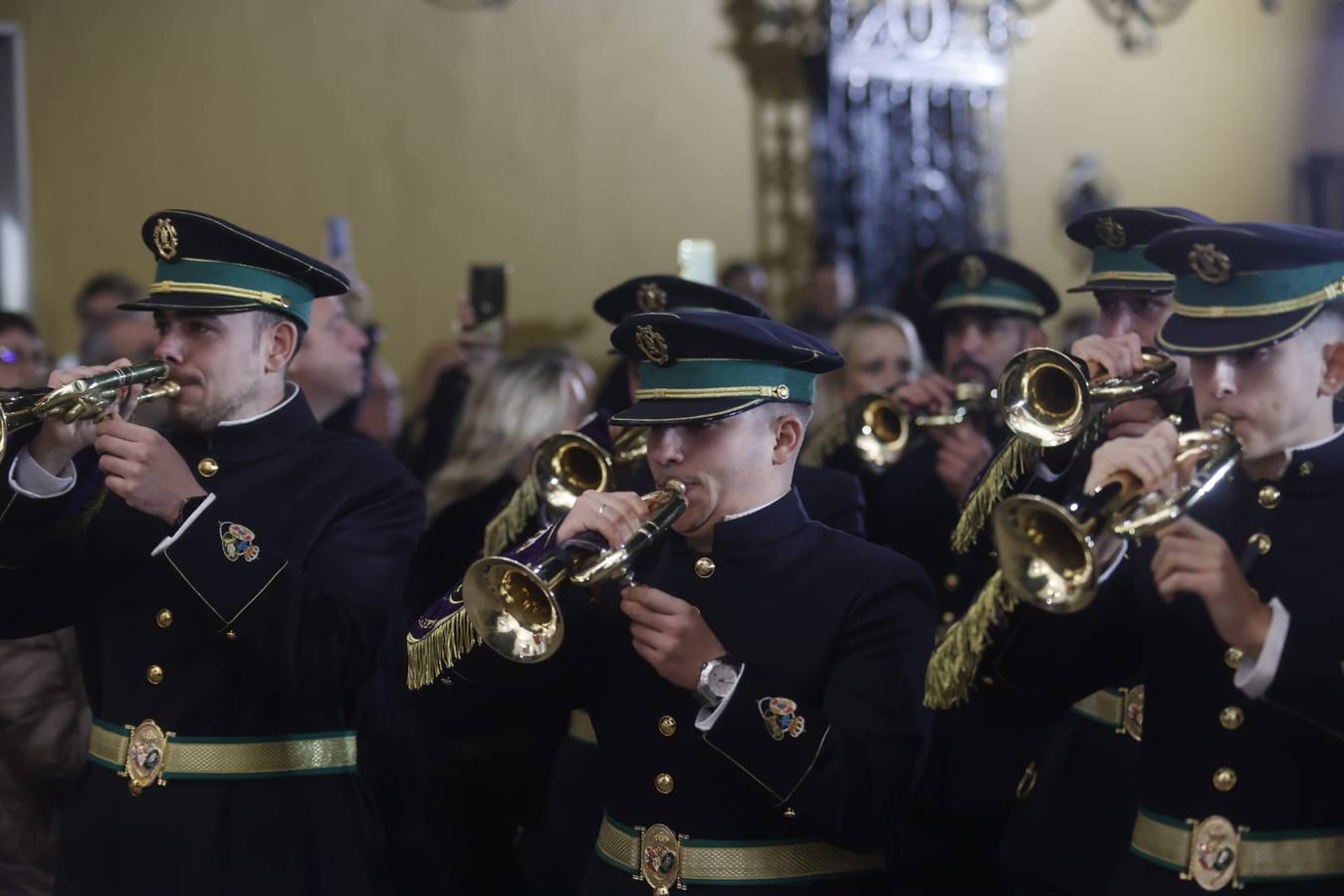 Las puertas de la Basílica de la Macarena se abrieron a las doce de la noche