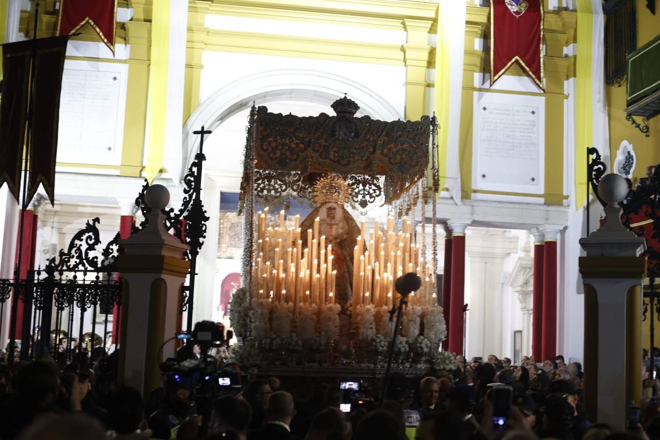 La Esperanza Macarena estuvo acompañada en todo momento por una multitud de fieles hasta la Catedral