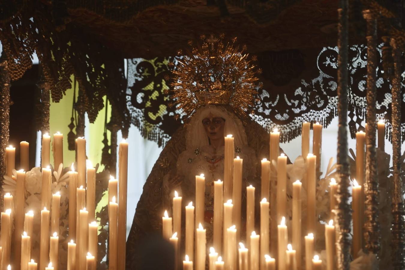 La Esperanza Macarena estuvo acompañada en todo momento por una multitud de fieles hasta la Catedral