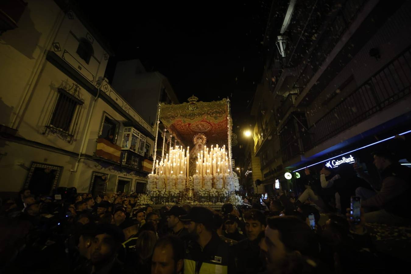 La Macarena avanza hacia la Catedral de madrugada