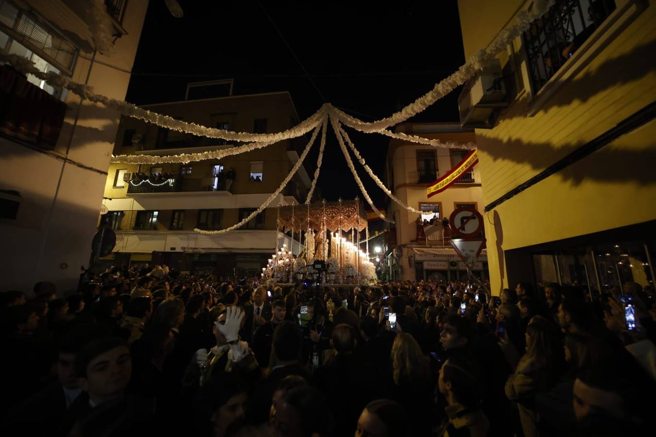 La Macarena avanza hacia la Catedral de madrugada