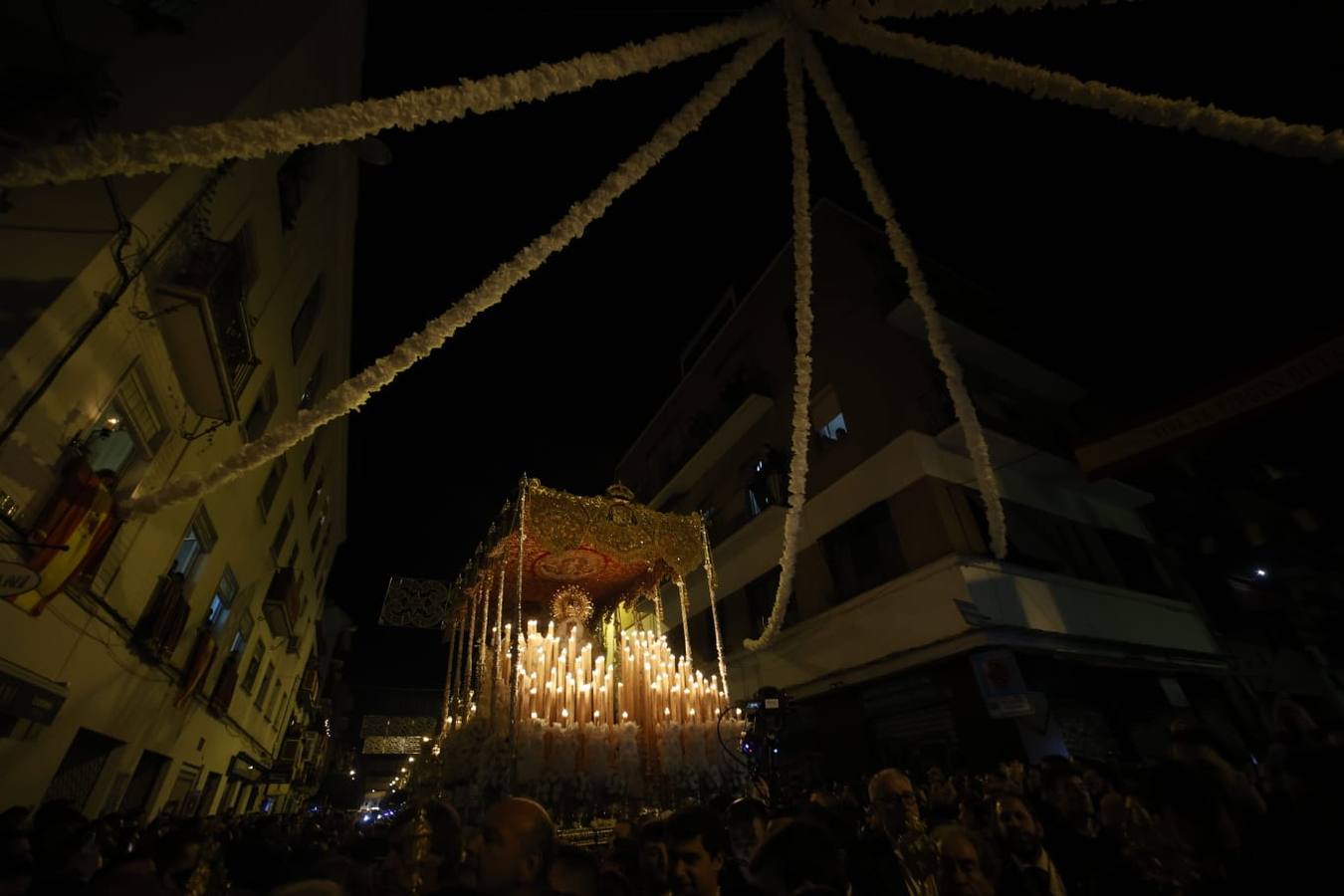 La Macarena avanza hacia la Catedral de madrugada