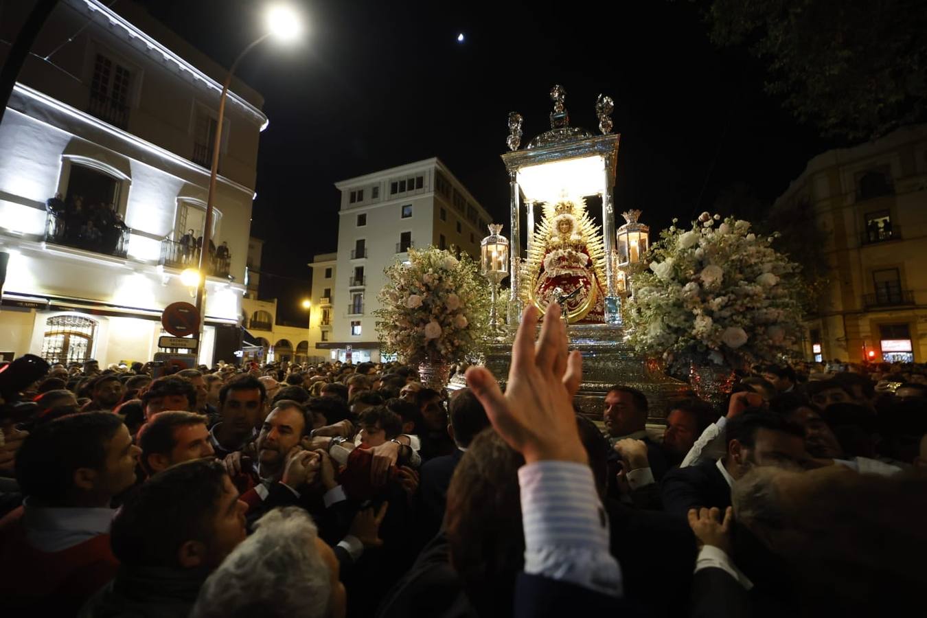 Los loreños en la calle Reyes Católicos llevando a su patrona