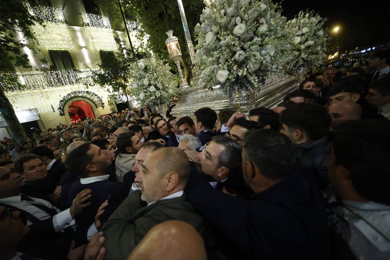 Los loreños en la calle Reyes Católicos llevando a su patrona