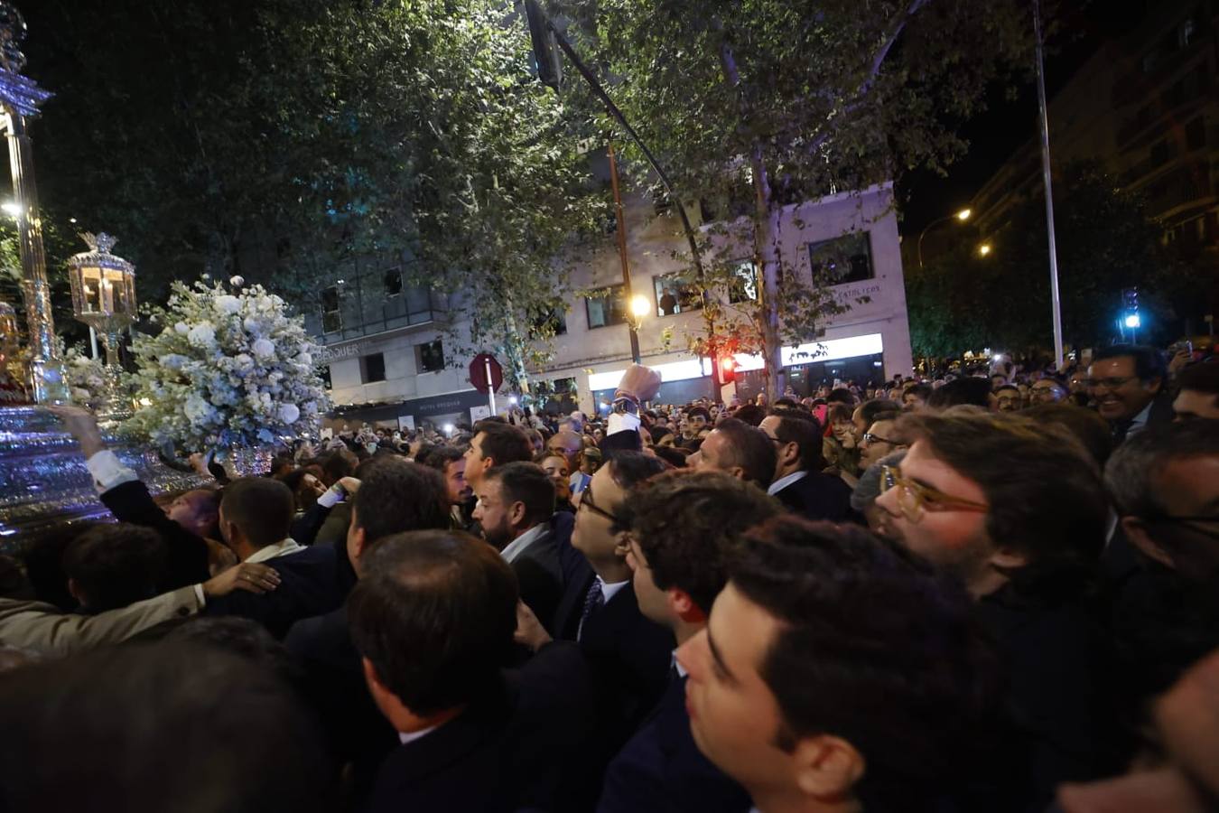 Los loreños en la calle Reyes Católicos llevando a su patrona