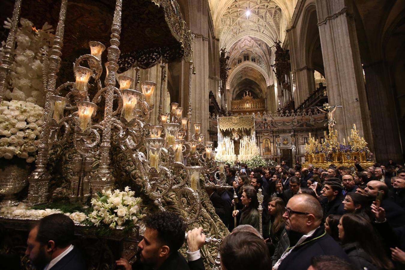 Traslado de la Macarena a la Catedral para participar en la Magna