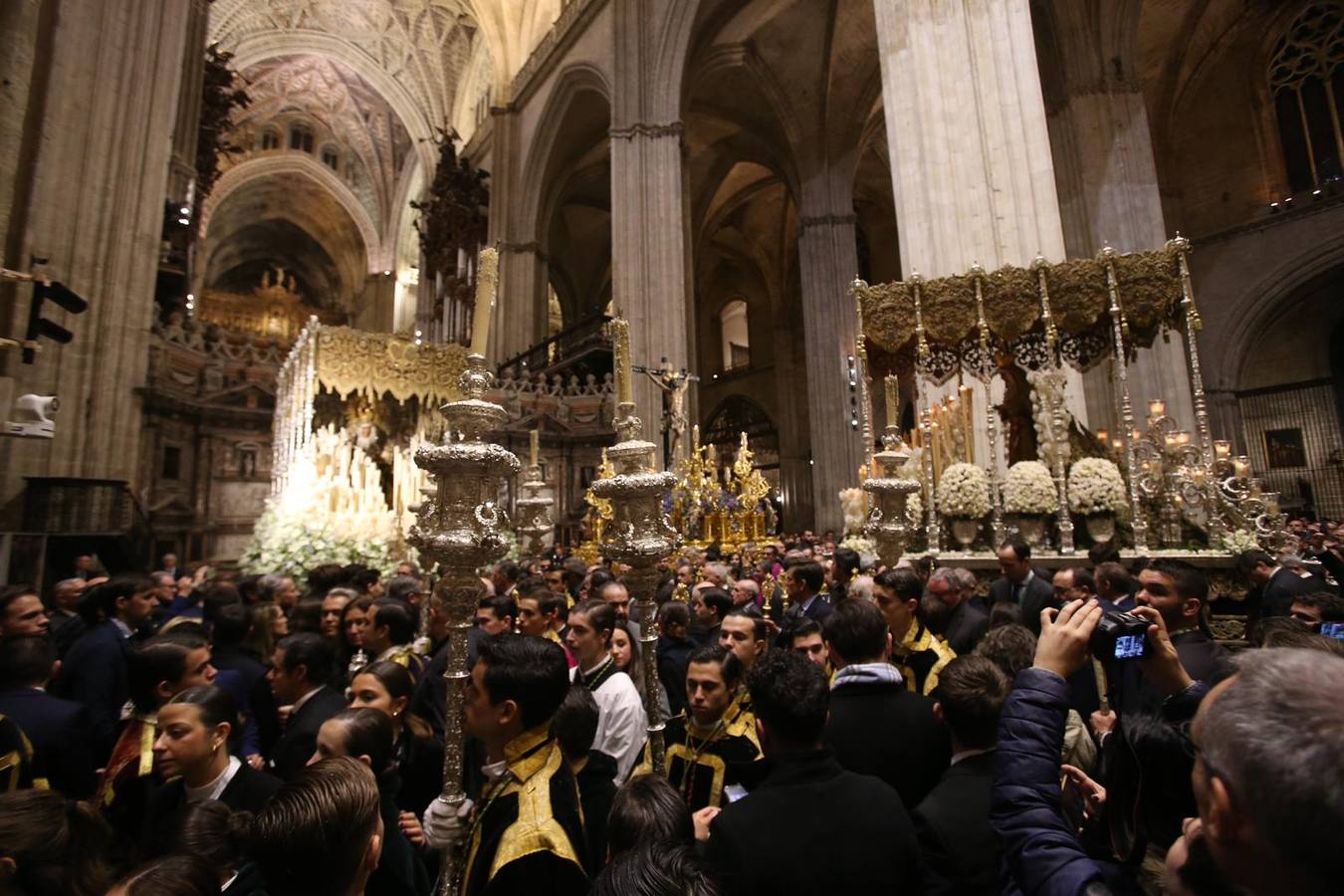 Traslado de la Macarena a la Catedral para participar en la Magna