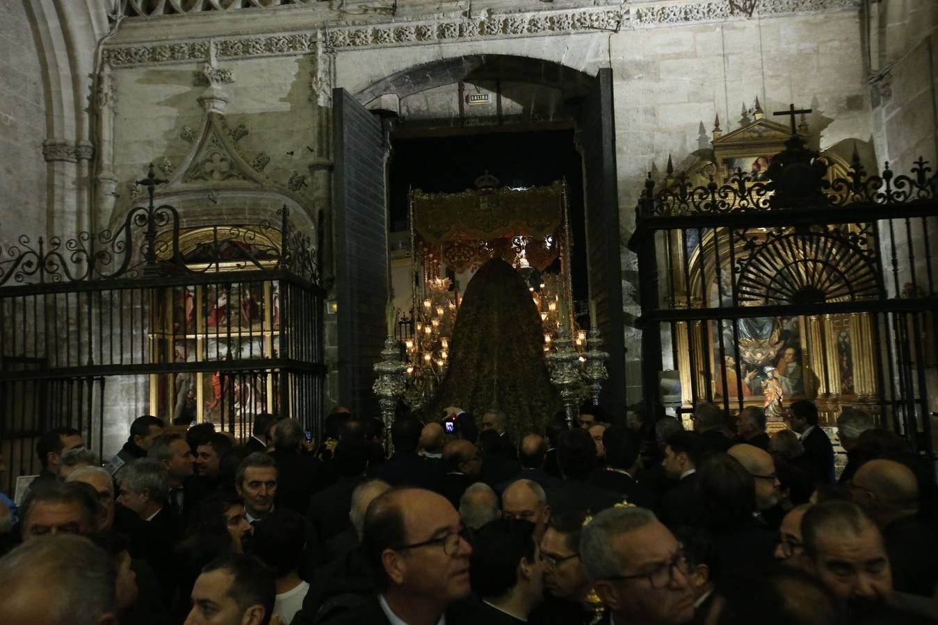 Traslado de la Macarena a la Catedral para participar en la Magna