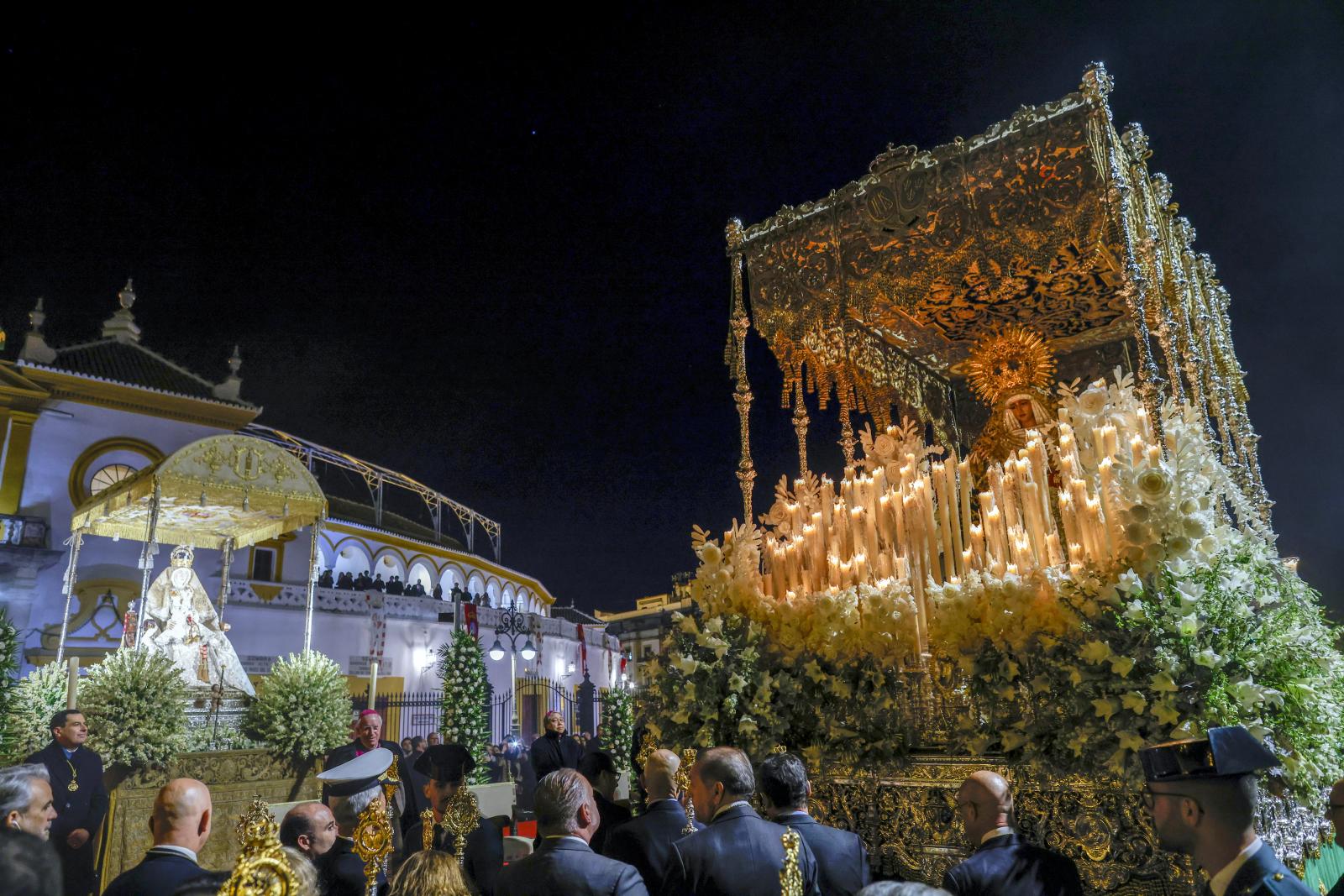 Regreso de la Esperanza de Triana a su barrio tras la Magna