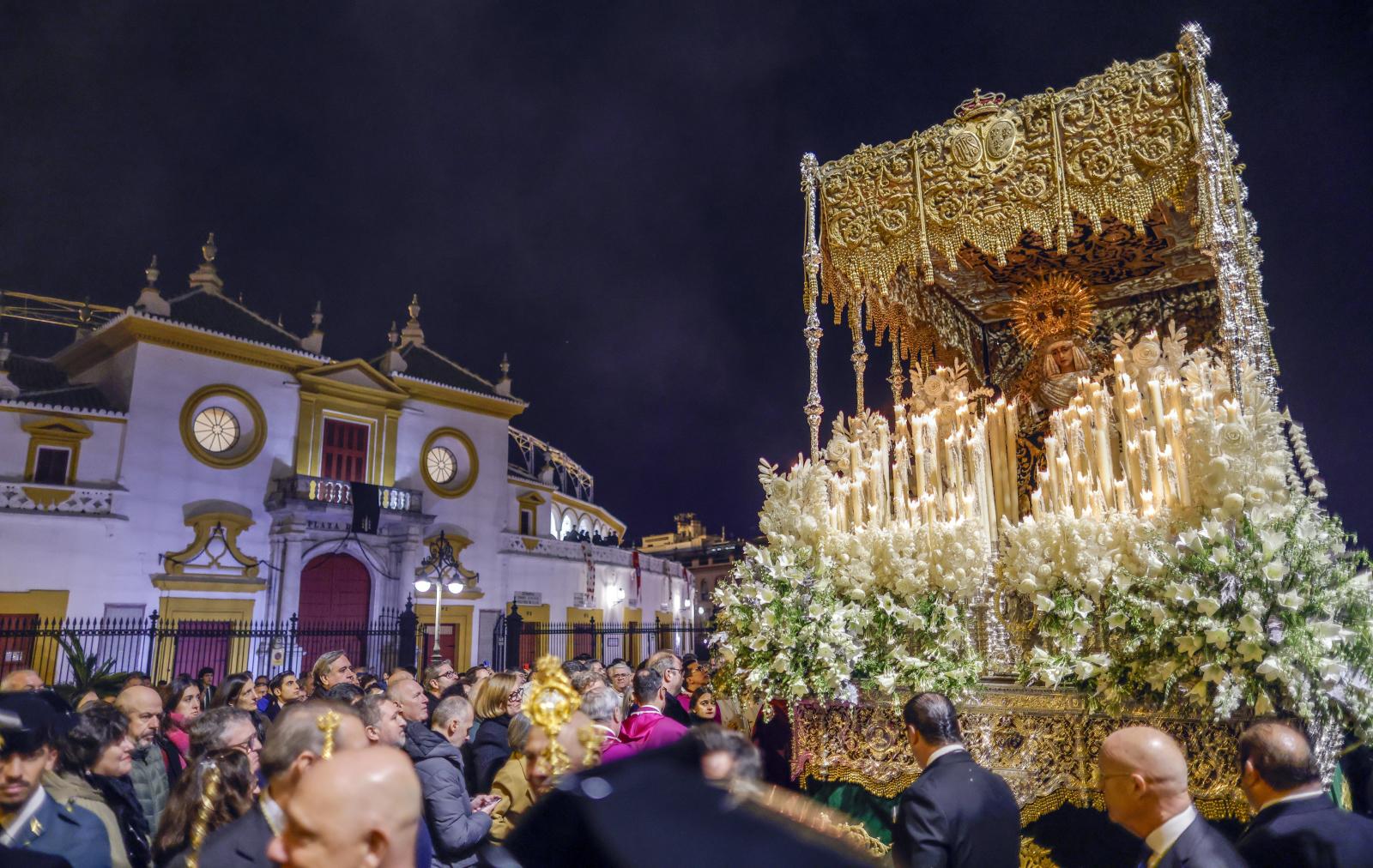 Regreso de la Esperanza de Triana a su barrio tras la Magna