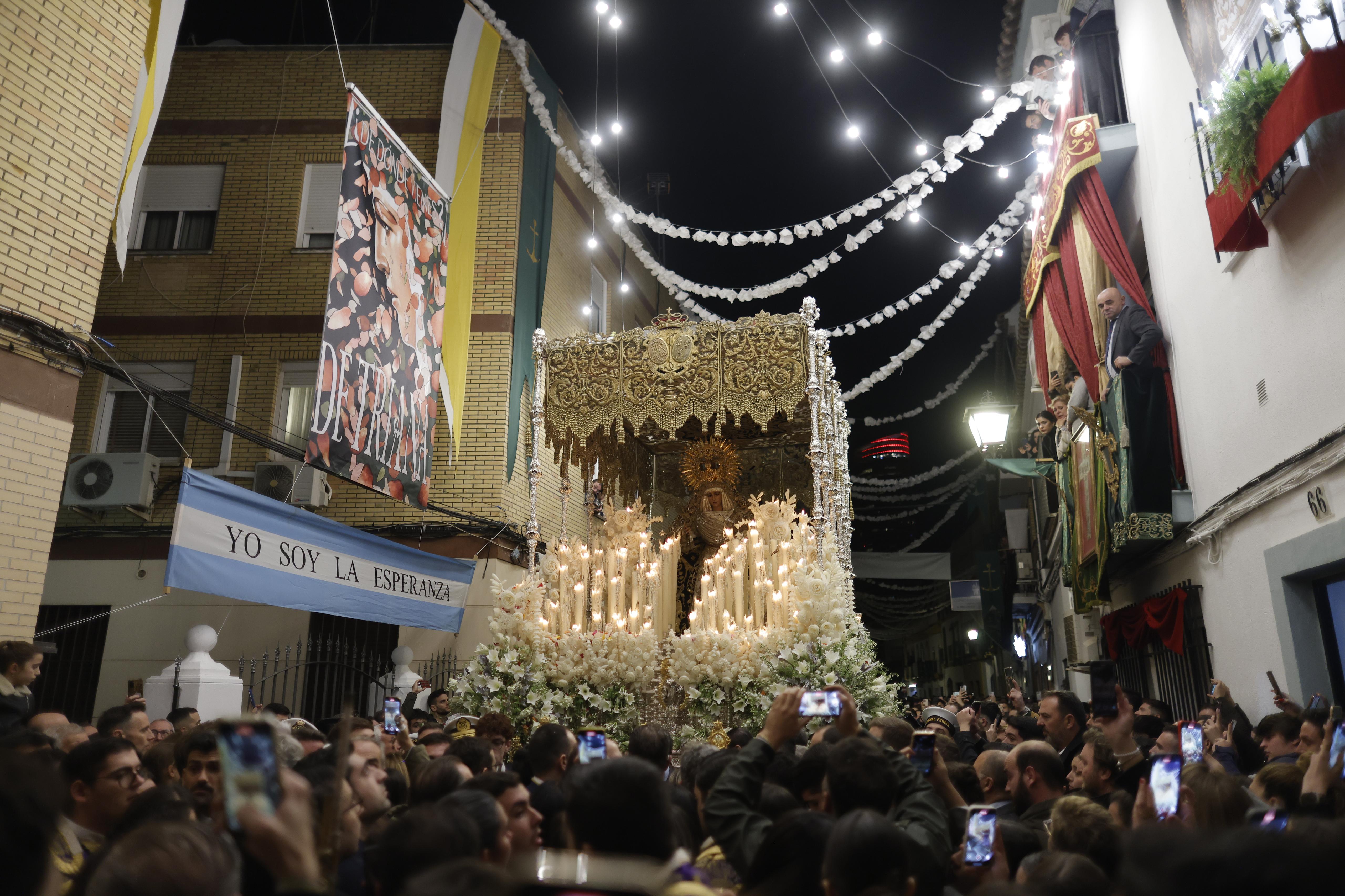 Regreso de la Esperanza de Triana a su barrio tras la Magna