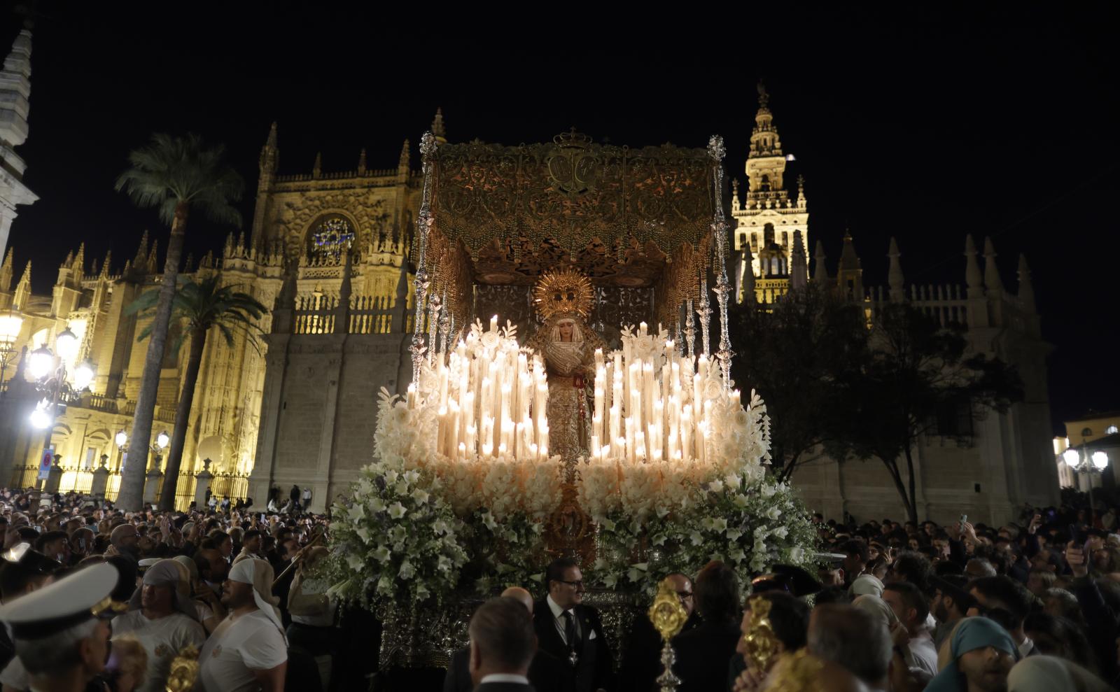 Regreso de la Esperanza de Triana a su barrio tras la Magna