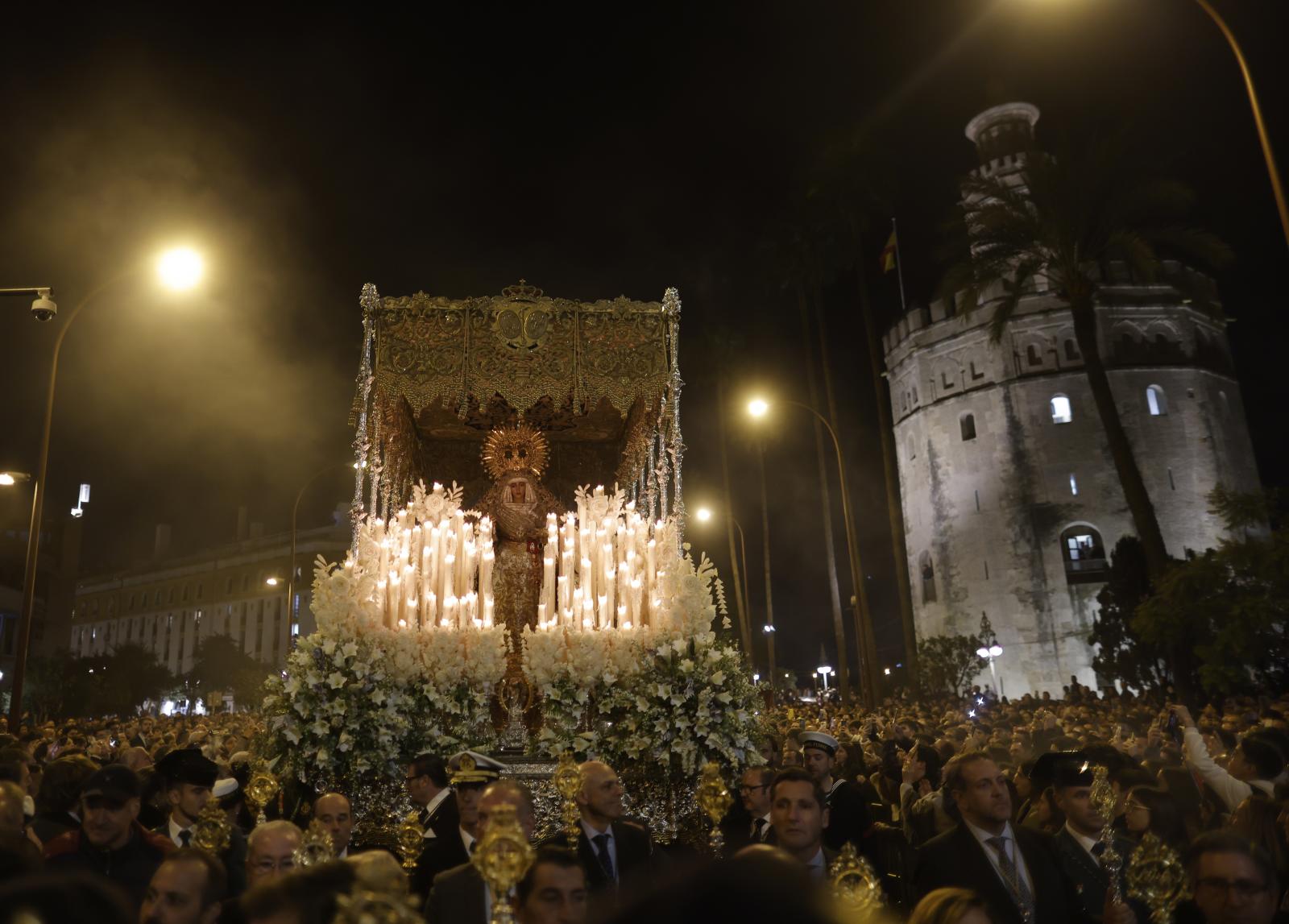 Regreso de la Esperanza de Triana a su barrio tras la Magna