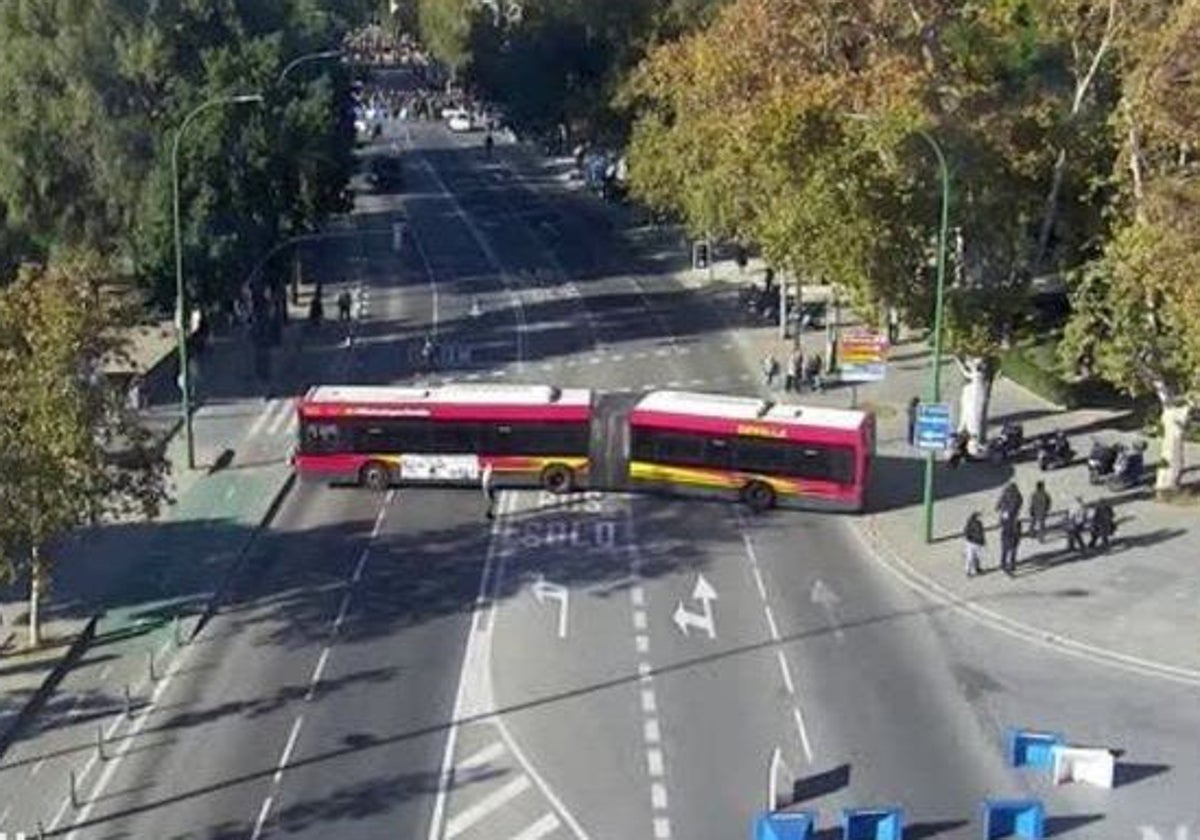 Un autobús articulado de Tussam bloqueaba el tráfico en el Paseo de las Delicias, como medida de seguridad